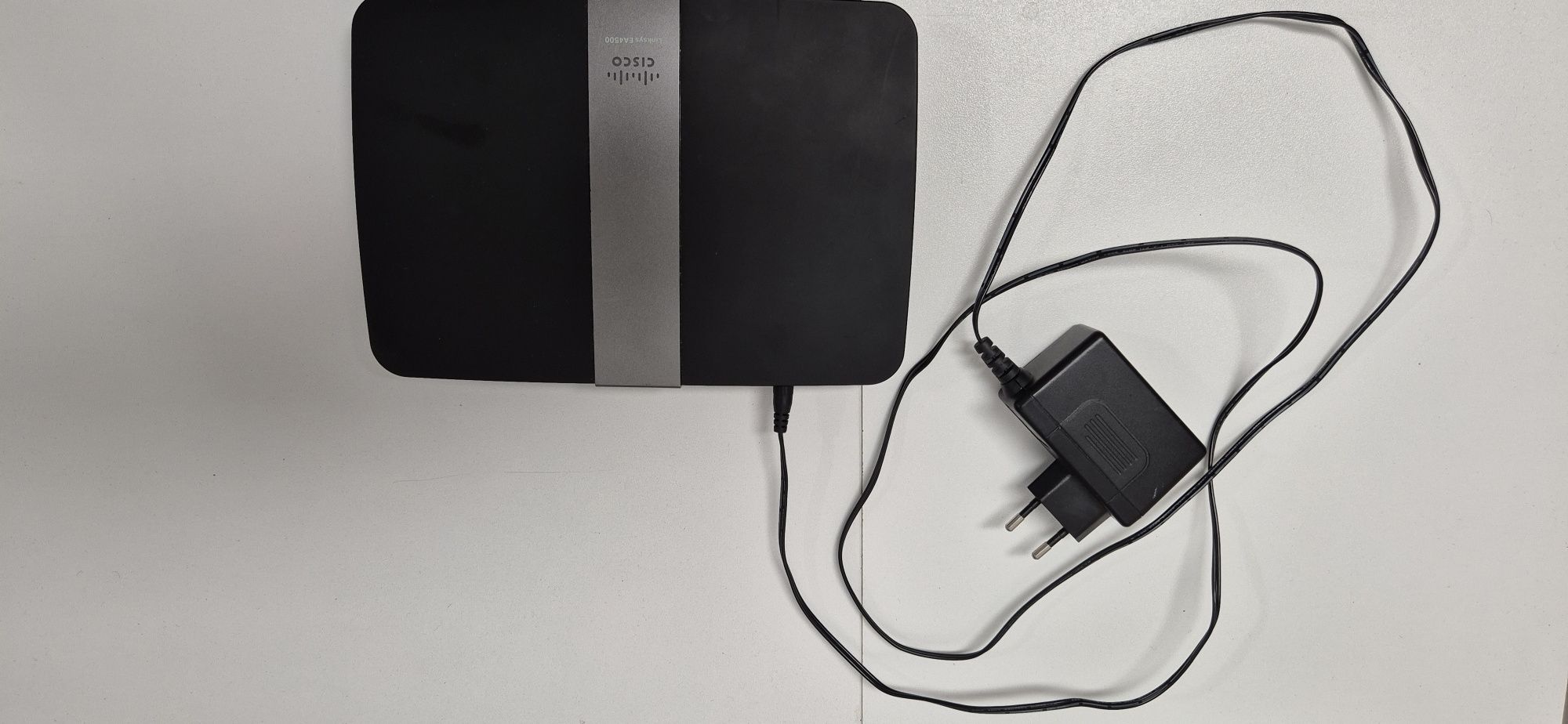 Router Cisco linksys EA 4500 Wi-Fi com fonte de alimentação