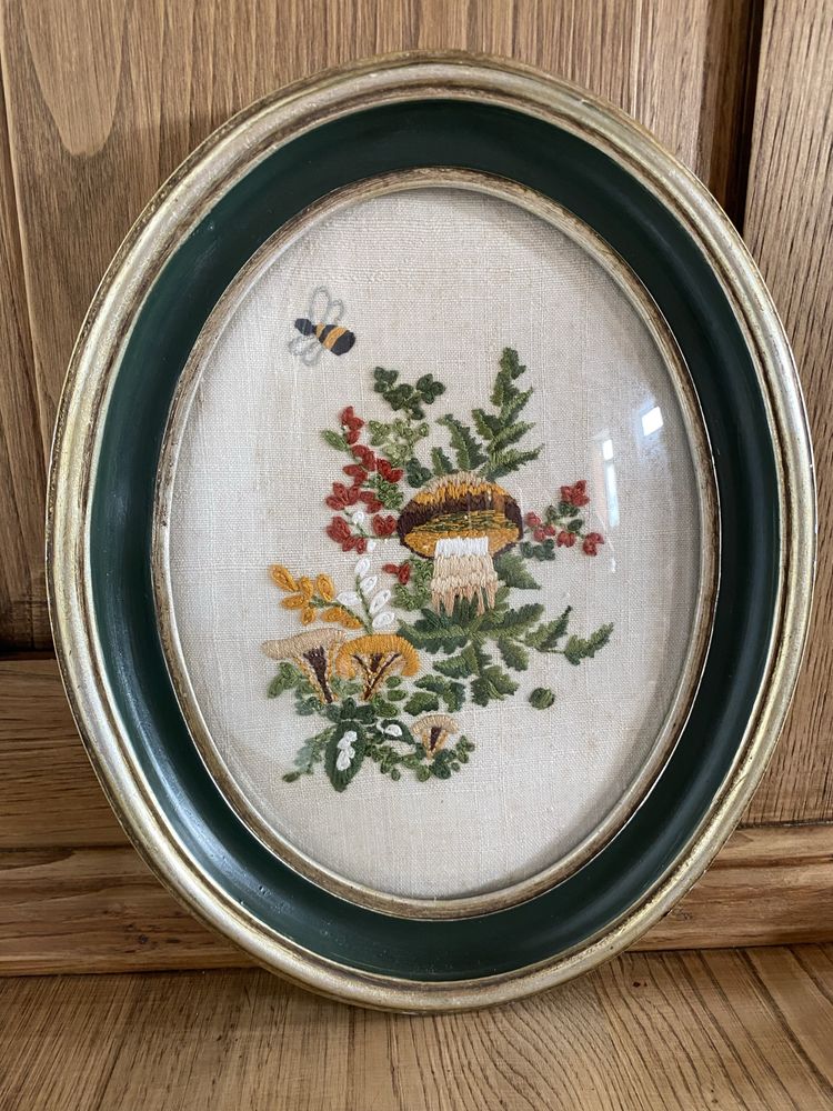 Quadro oval vintage com bordado em linho e moldura verde e dourada