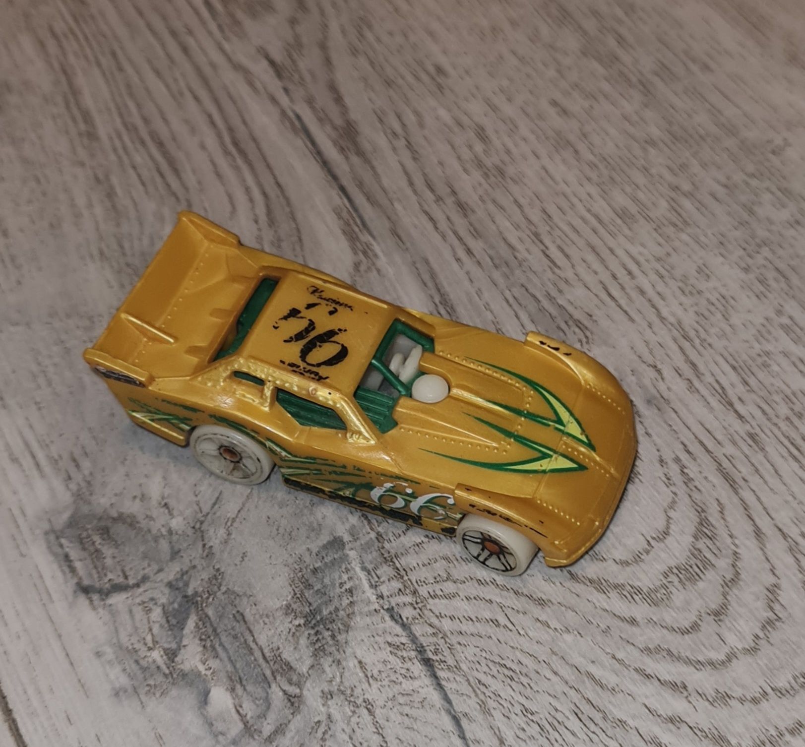 Autko samochód resorak Hot Wheels złoty