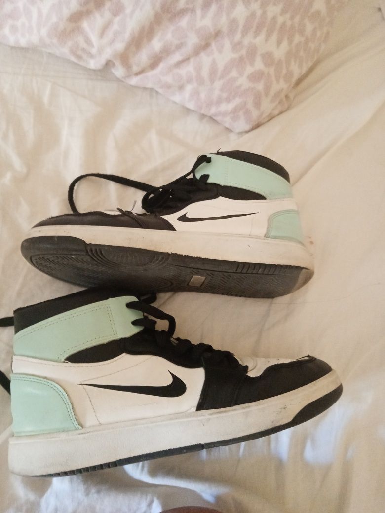 Usado um vez n gosto do tenis