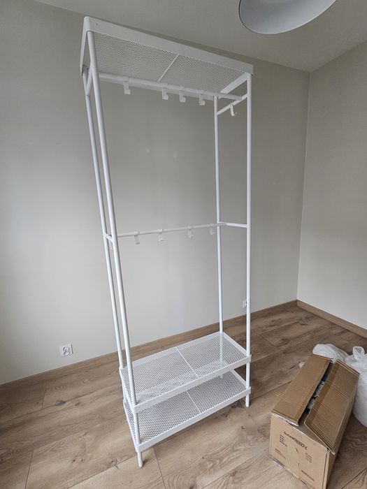 Otwarta szafa do przedpokoju lub garderoby IKEA