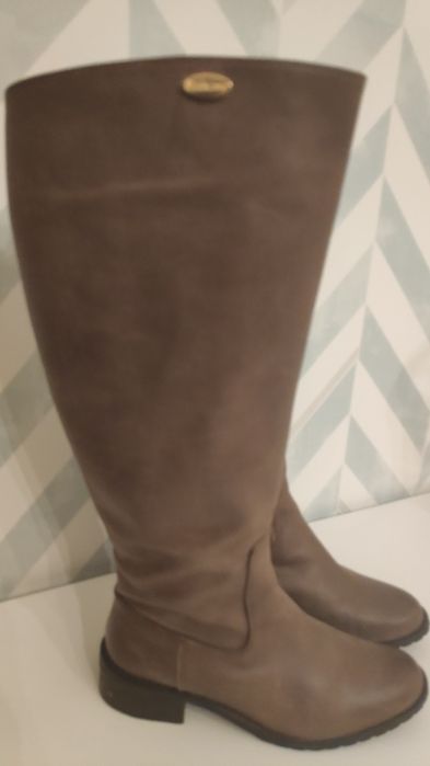 Botas cano alto em pele