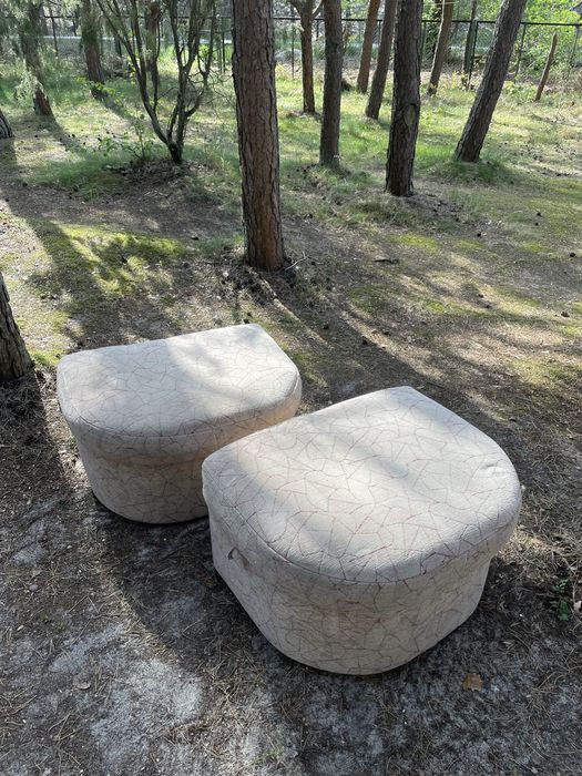Dwie, duże pufy z miejscem do przechowywania - jasne, geometryczne!
