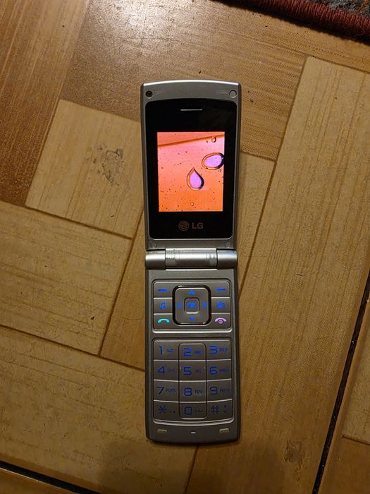 Telefon z klapka LG A133