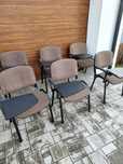 Krzesla konferencyjne brązowe  z tabletem i bez
