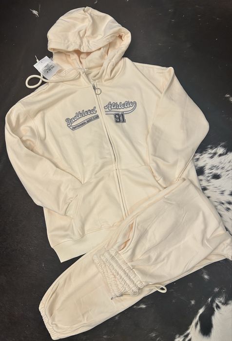 Жіночий спортивний костюм