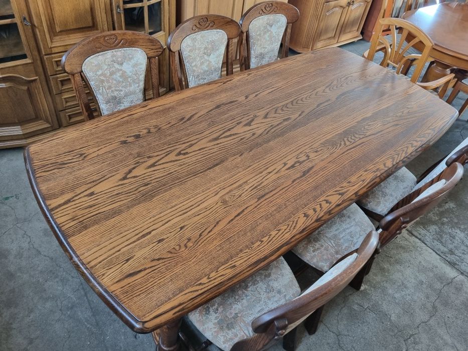 zestaw jadalnia drewniana komoda stół krzesła witryna