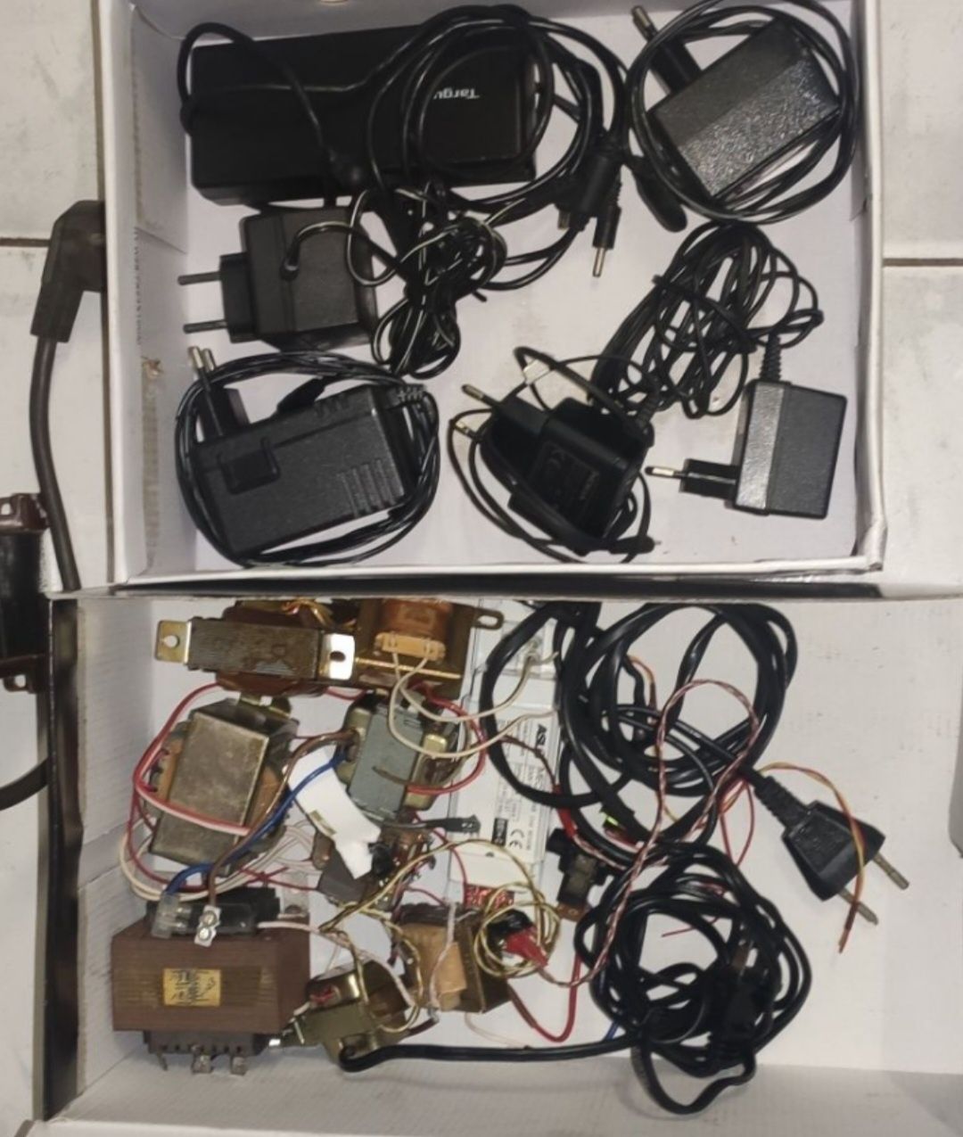 Milhares de componentes eletrónicos