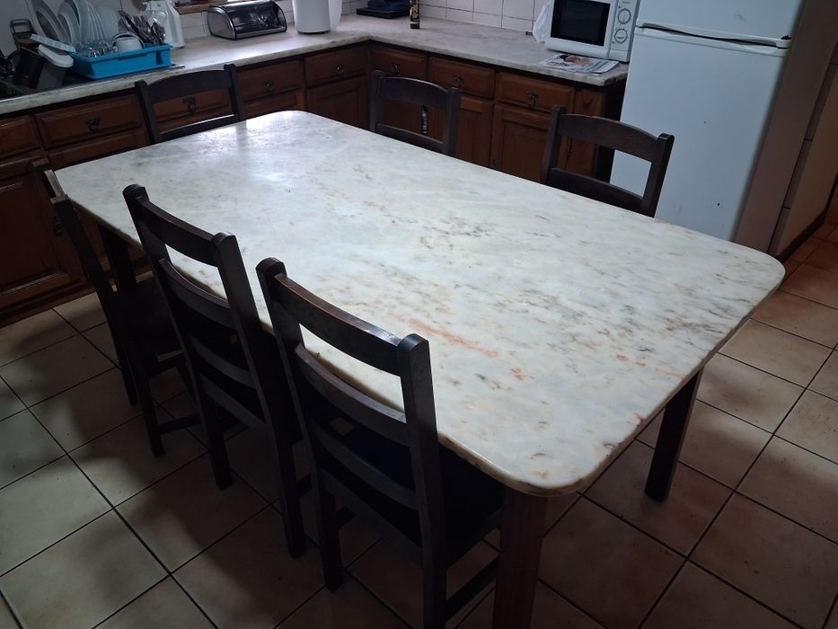 Mesa de mármore com 6 cadeiras de madeira 1,90 mt por 1 mt