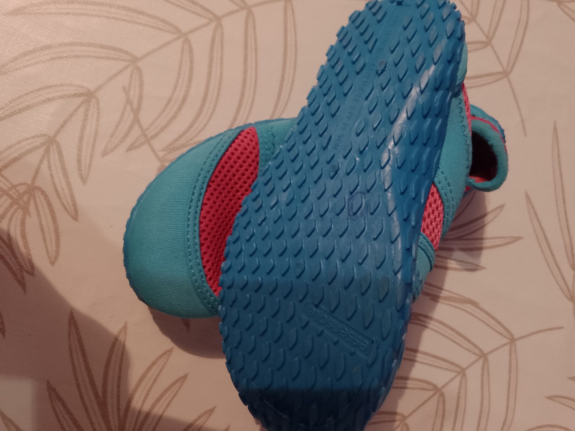 Buty na basen nowe