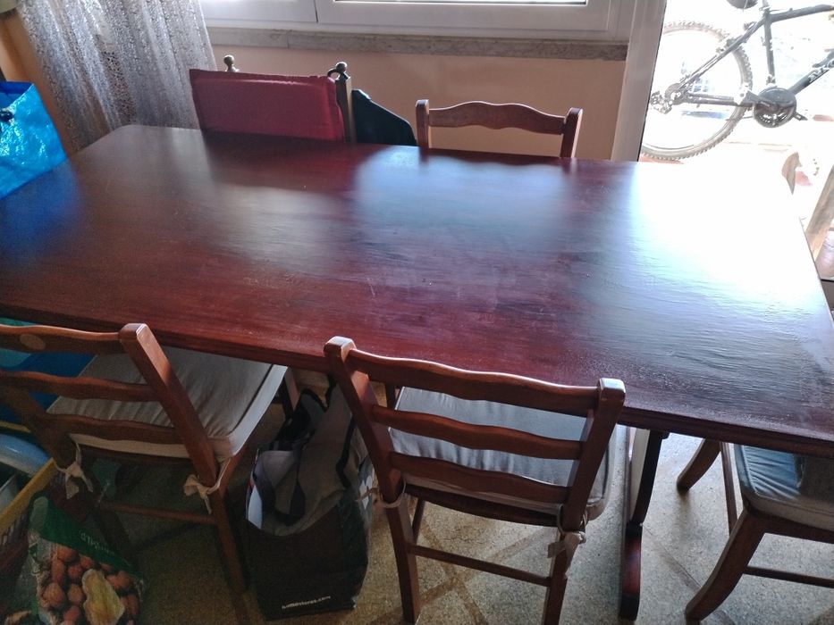 Mesa de madeira mogno