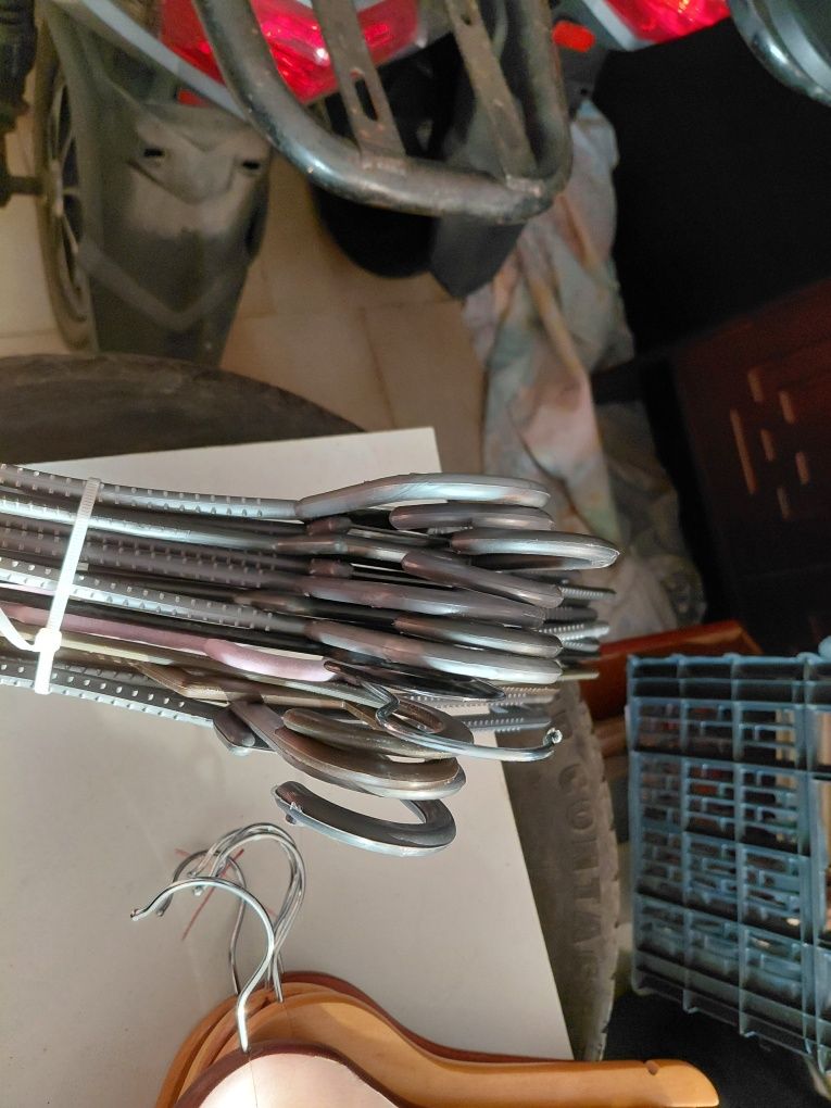 2 Conjuntos de cruzetas para a roupa em bom estado geral