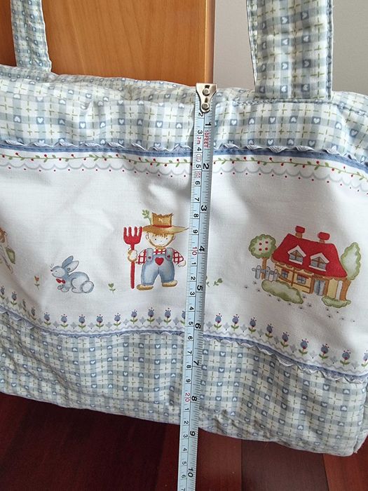 Mala de maternidade em tons de branco e azul