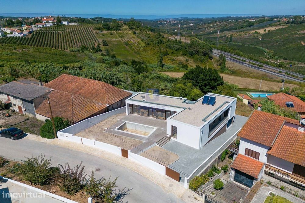 Moradia T4 Nova! Com Piscina, Garagem e ainda 1.900m2 de Terreno, no c