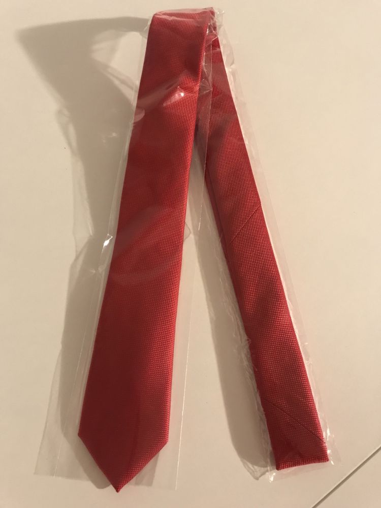 Czerwony krawat Pawo