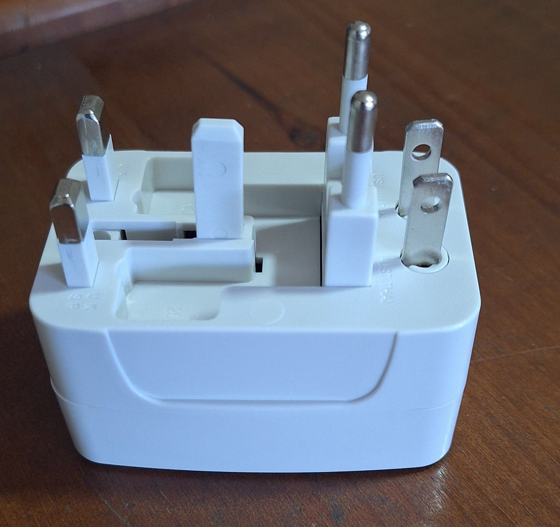Adaptador de tomada universal de viagem