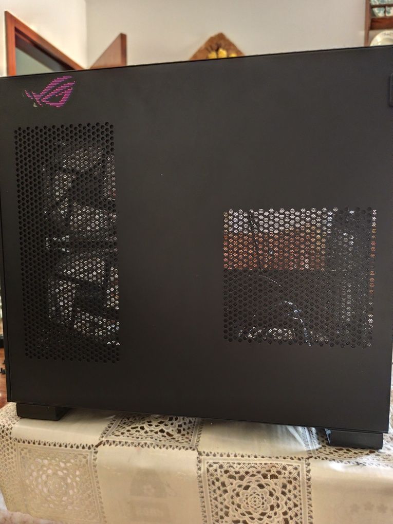 Caixa estilo Fishtank PCCOOLER com 5 ventoinhas
