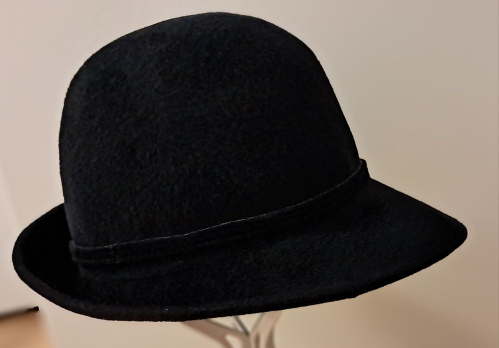 Kapelusz damski czarny,welurowy,stan idealny