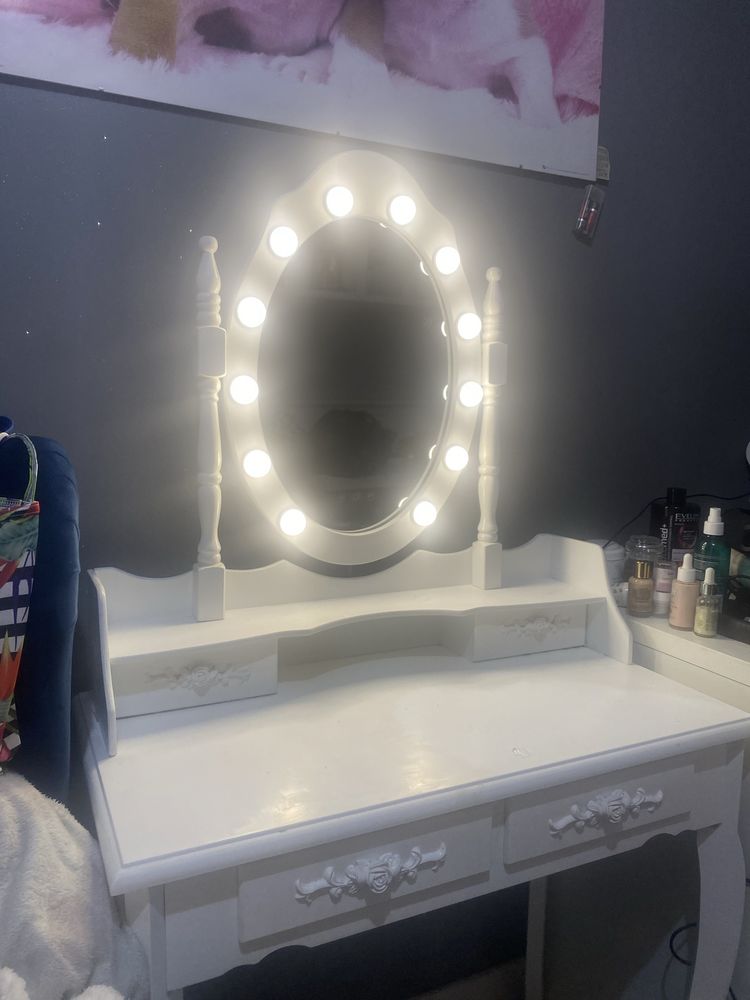 Biała toaletka z podswietlanym lustrem