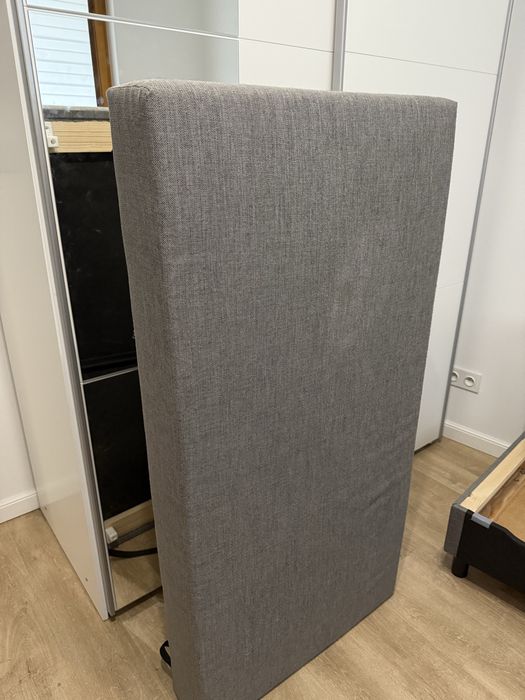 Szara sofa z funkcją spania