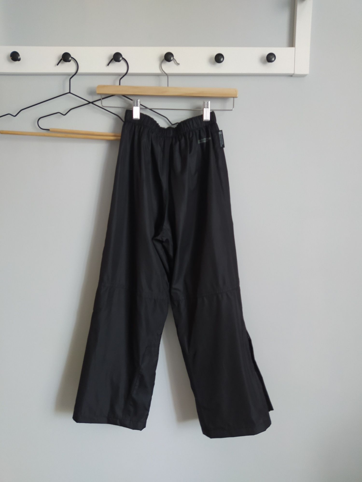 Czarne chłopięce spodnie turystyczne Mountain Warehous IsoDry