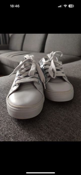 Szare buty marki Hilfinger