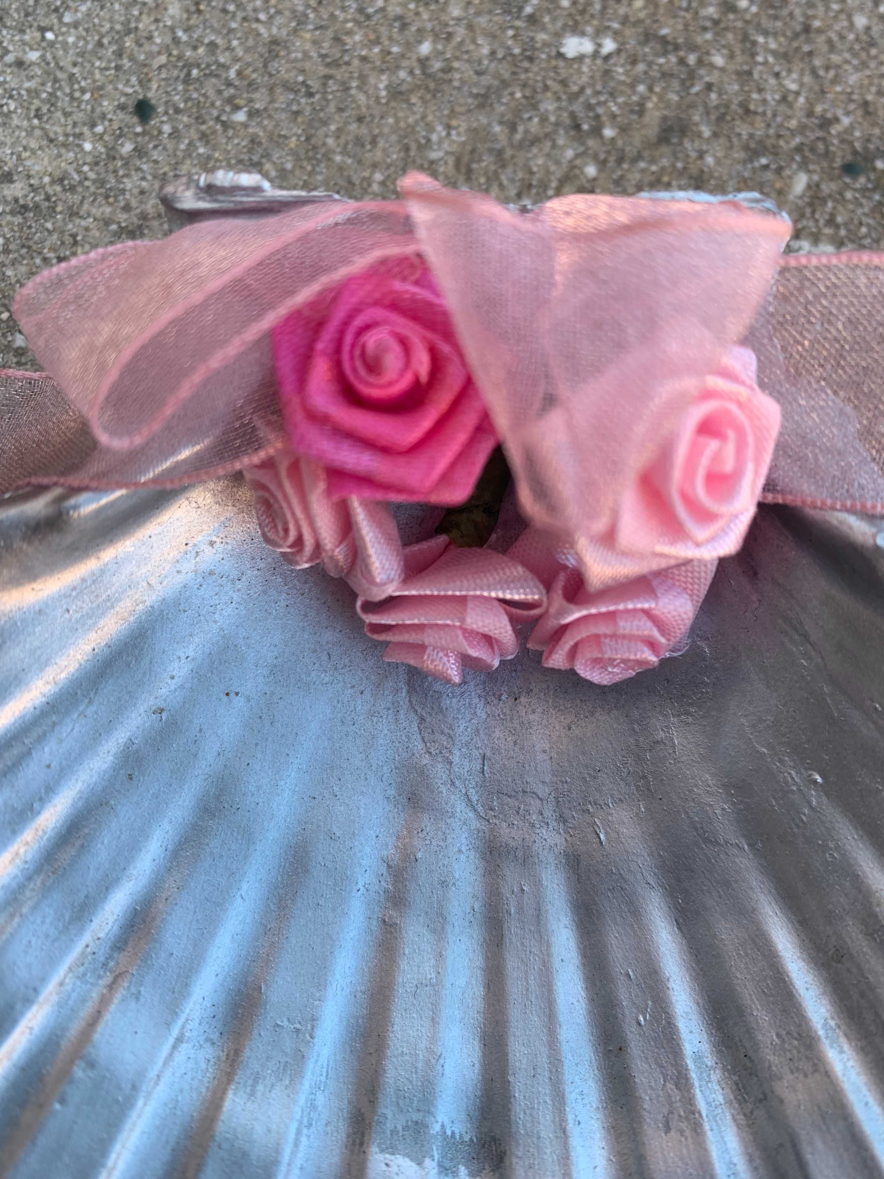 Concha de batismo prateada 5 rosas com saqueta transparente letra J