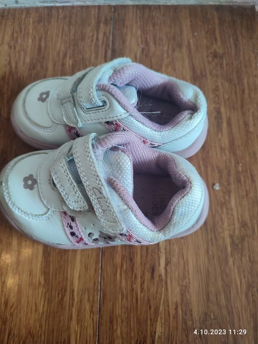 Adidaski clarcks dla dziewczynki rozmiar 20 UK 4