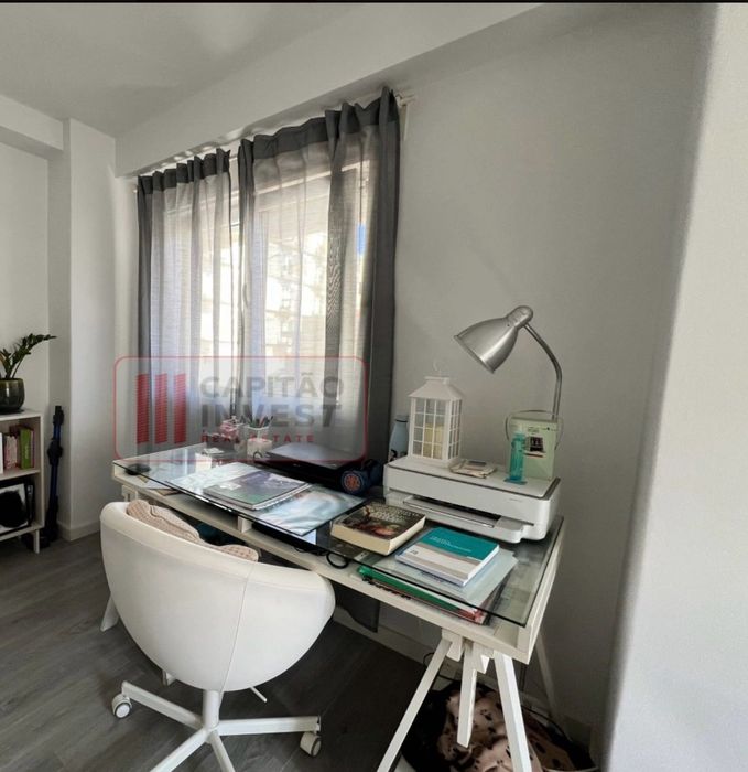 Secretária com tampo em vidro