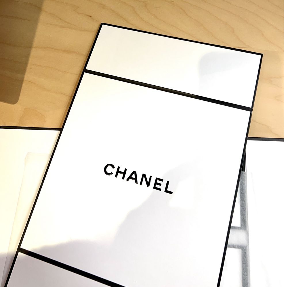 Caixa em papel da Chanel