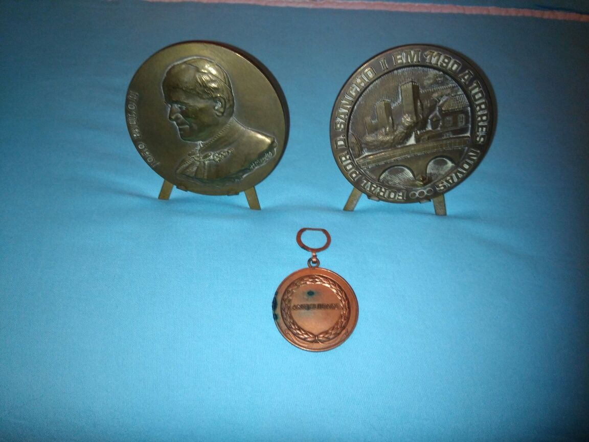 Medalhas e porta chaves.