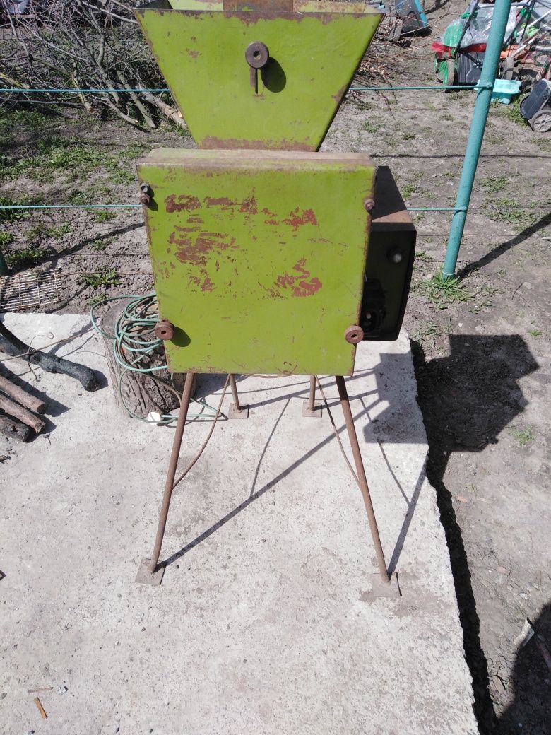 Млин ДКУ зернодробілка