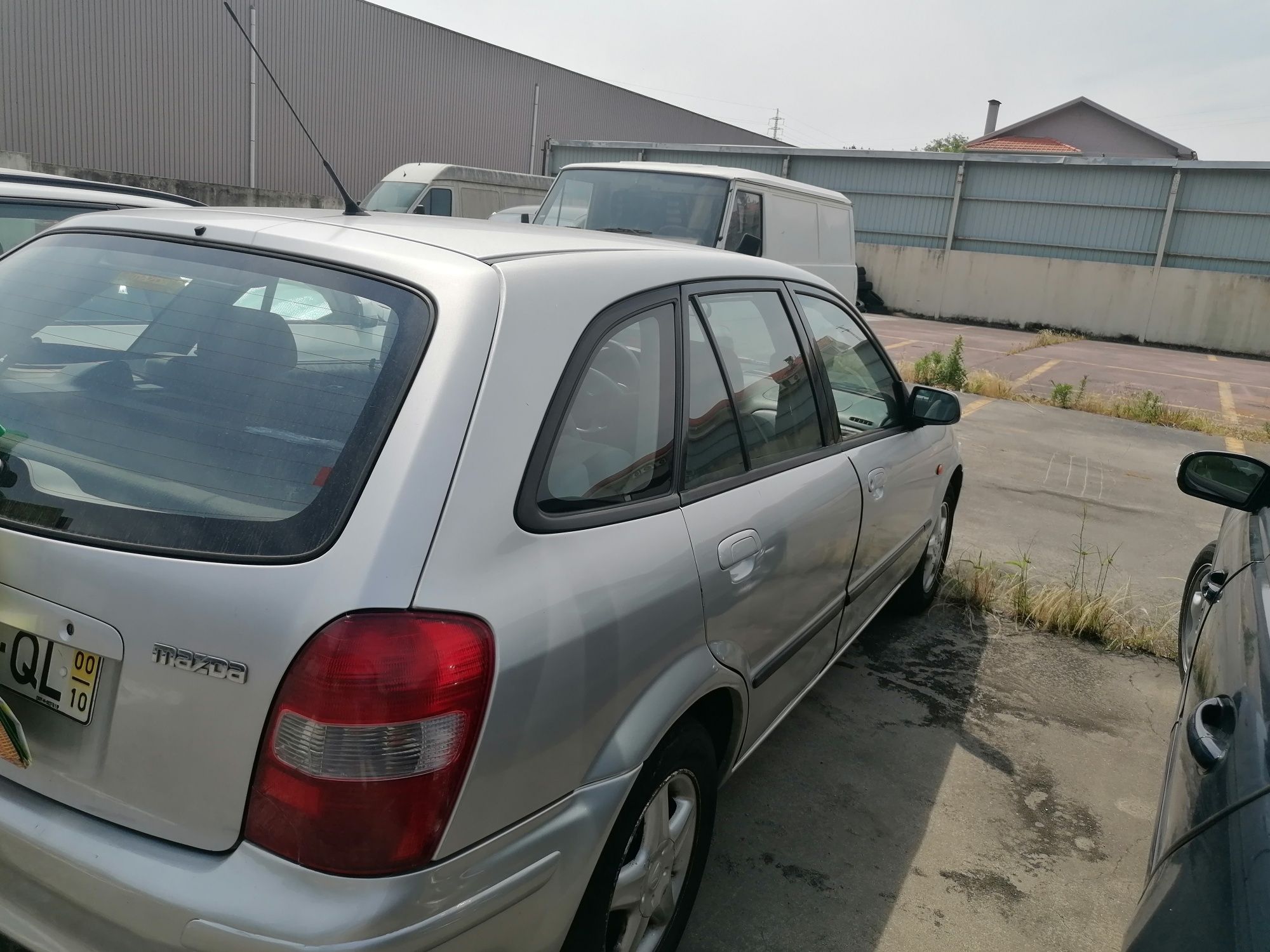 Mazda com motor partido