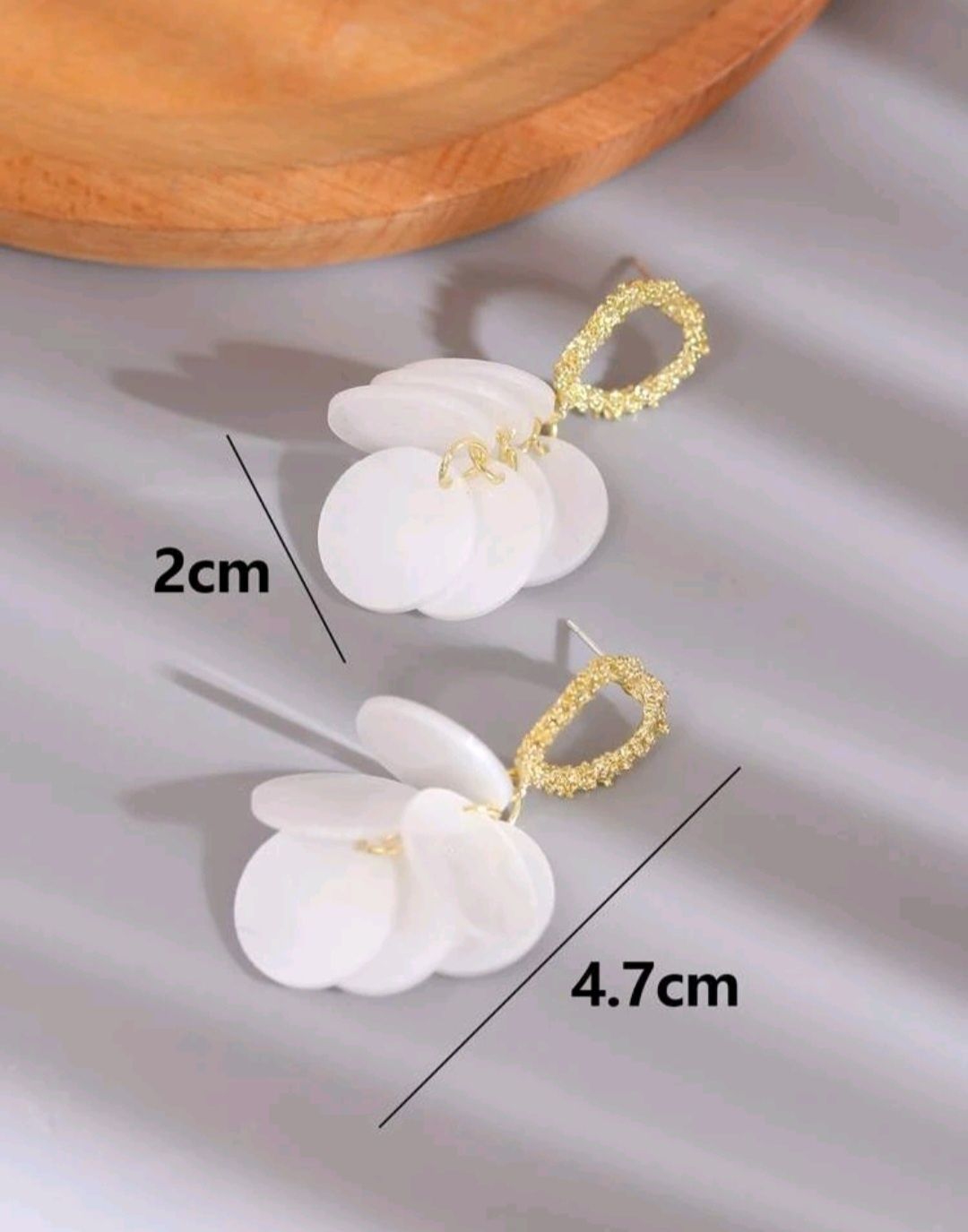 Kolczyki wiszące akrylowe dyski białe i złoty łańcuszek