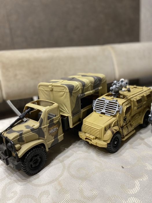 Продам три игрушечные военые машинки в комплекте. + Подарочные машинки