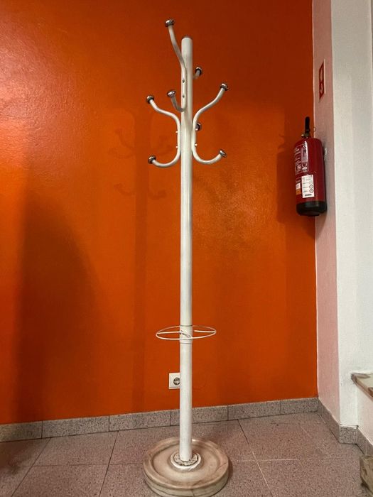 Bengaleiro para chapéus de chuva e casacos