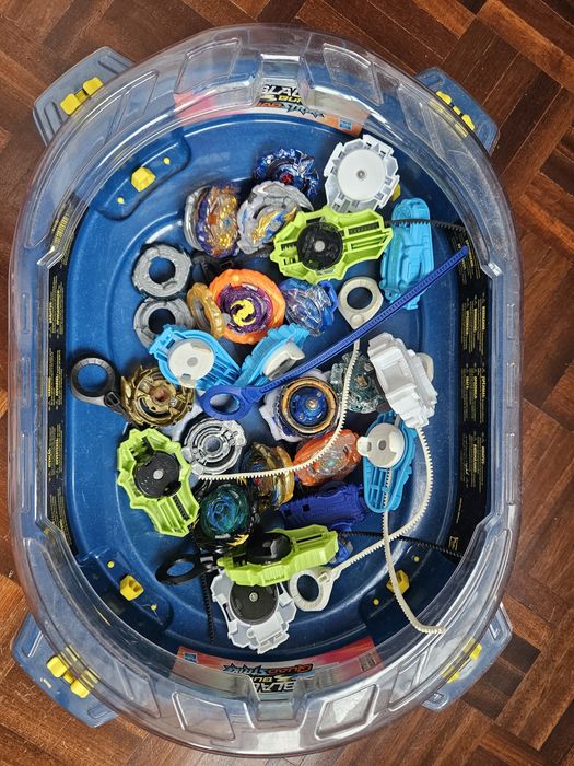 Arena e vários Beyblades