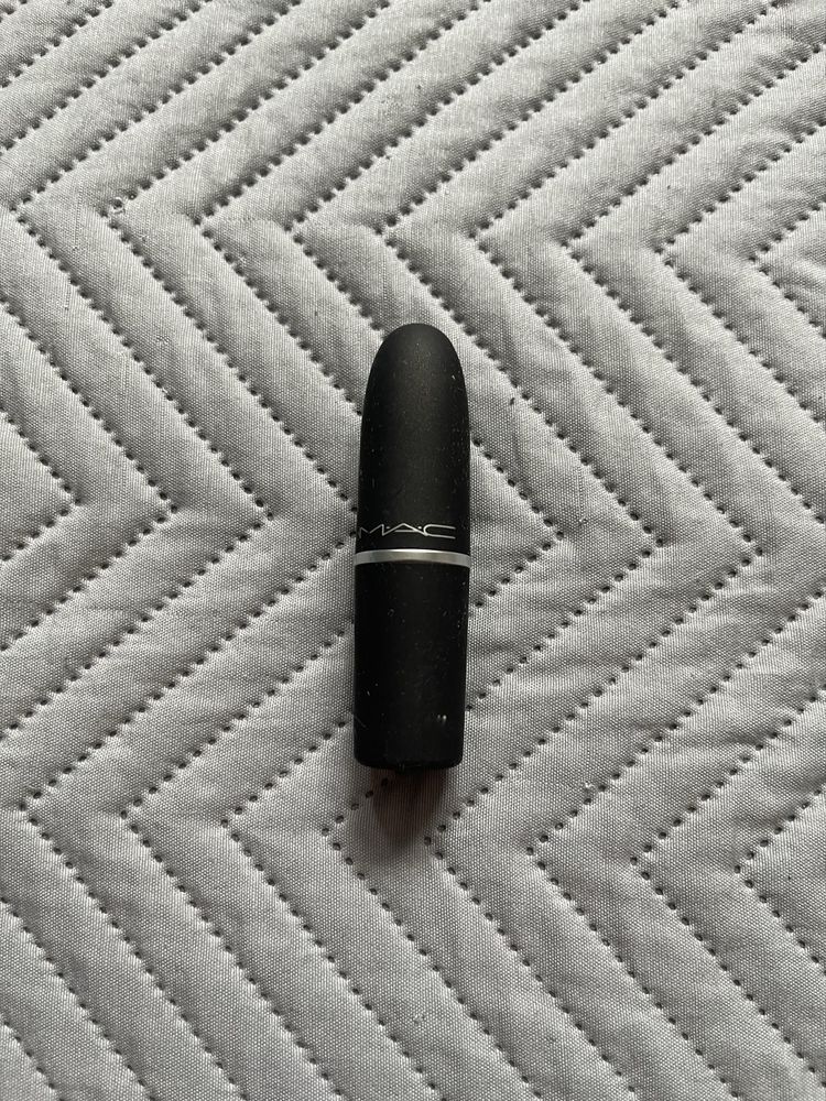MAC Cosmetics matowa pudrowa pomadka do ust odcień 922 Werk Werk Werk