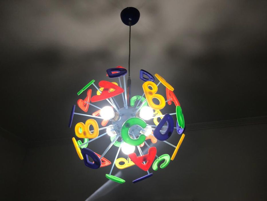 Candeeiro suspenso para quarto infantil