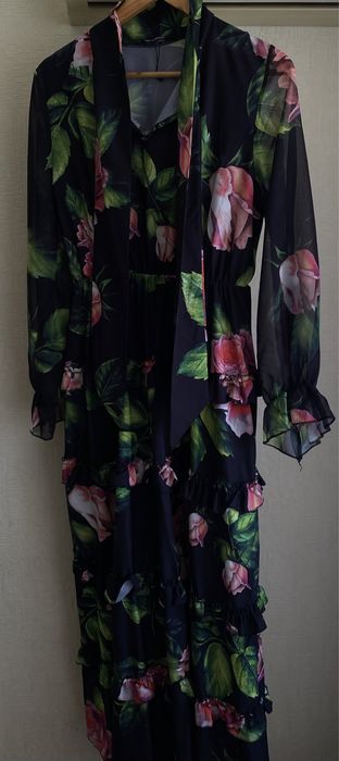 Сукня чорна з квітами