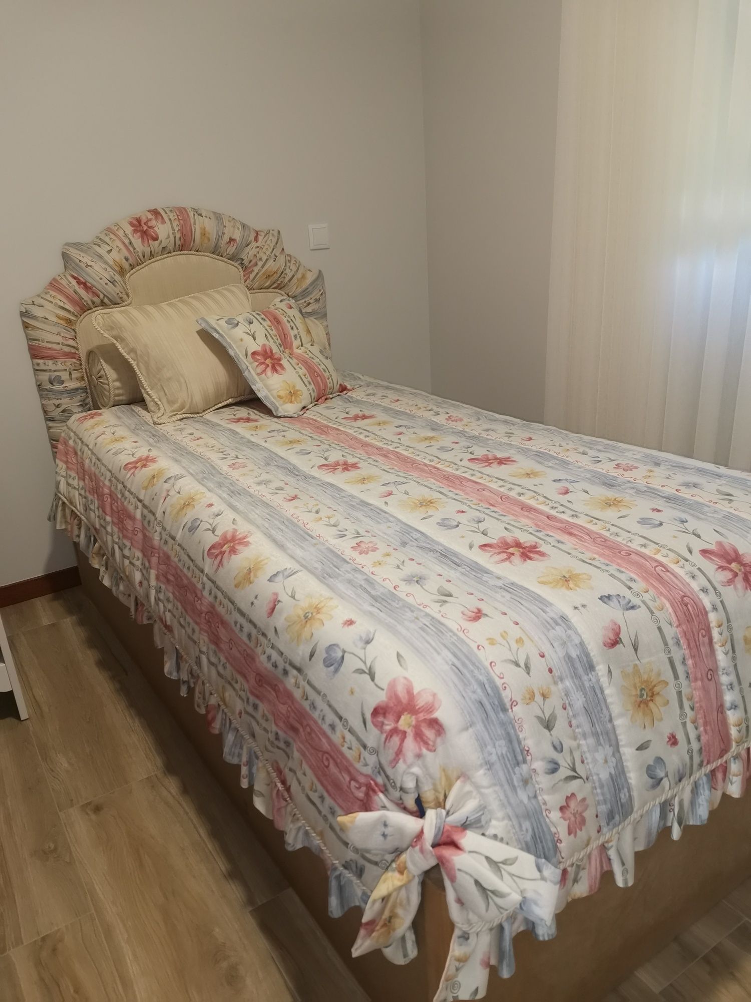 Cama vintage com colchão novo