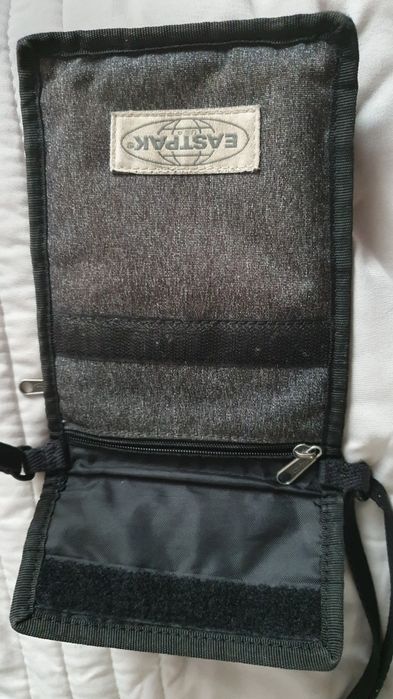 Bolsa Eastpak de tiracolo, fina e resistente