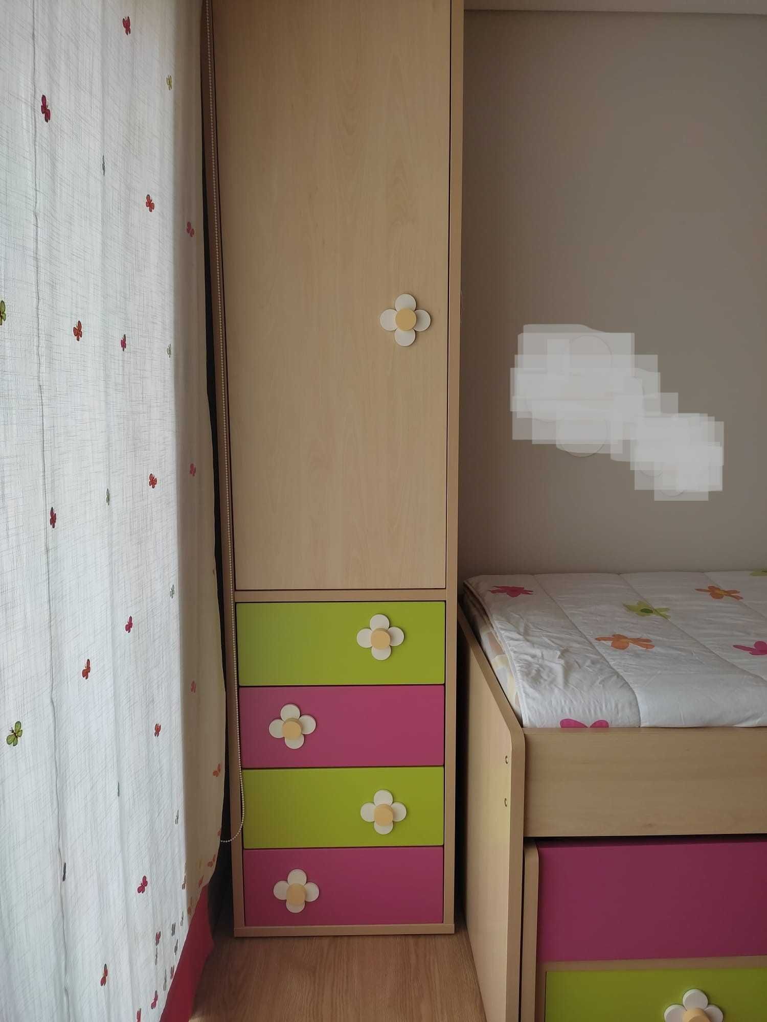 Quarto de criança completo, com 2 camas, roupeiro e estantes