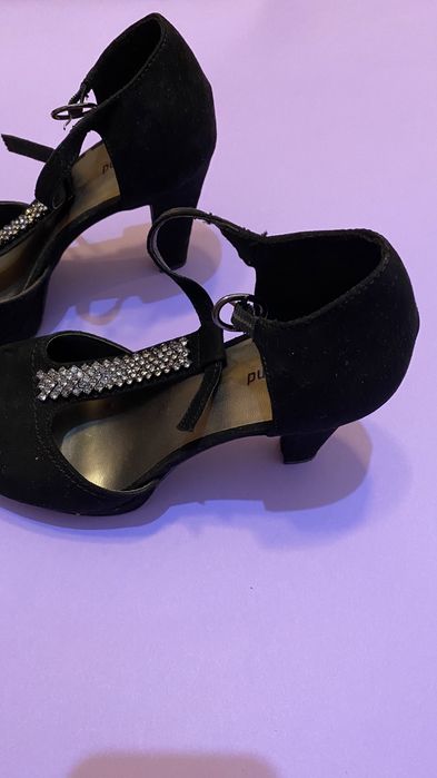 Czarne buty na wysokim obcasie z kryształkami