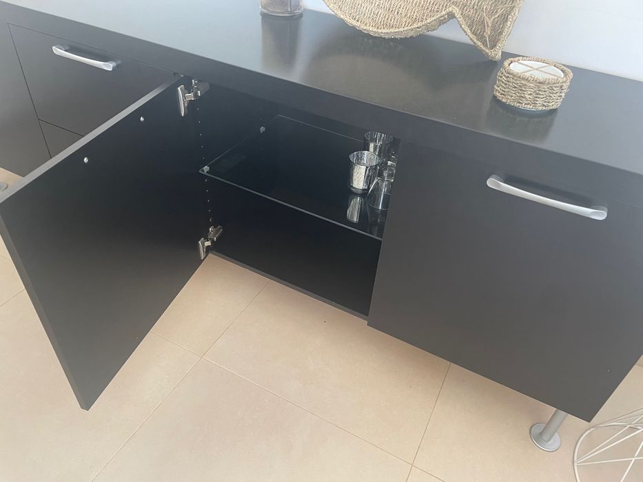 Aparador preto com 3 portas e 2 gavetas