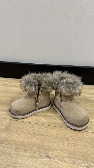 Beżowe buty zimowe dla dziecka