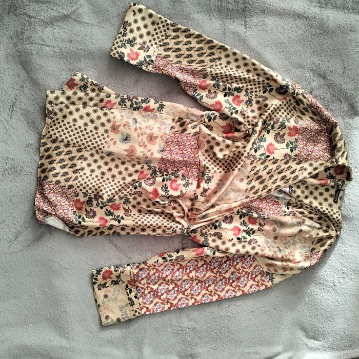 Macacão curto bege e com padrão floral