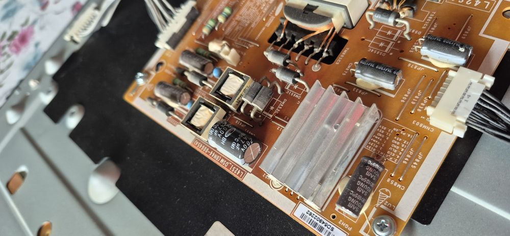 Samsung UE40F5300 nowe podświetlenie,  uszkodzona matryca.