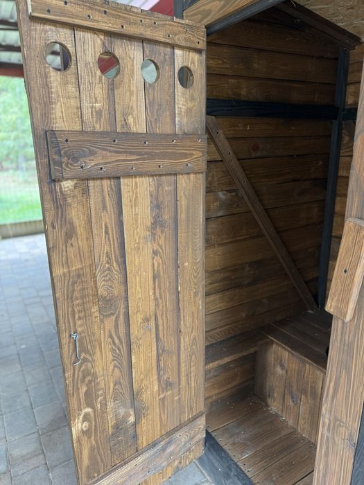 Nowoczesny WC Drewniany / Wychodek / Swawojka – solidna i przestronna