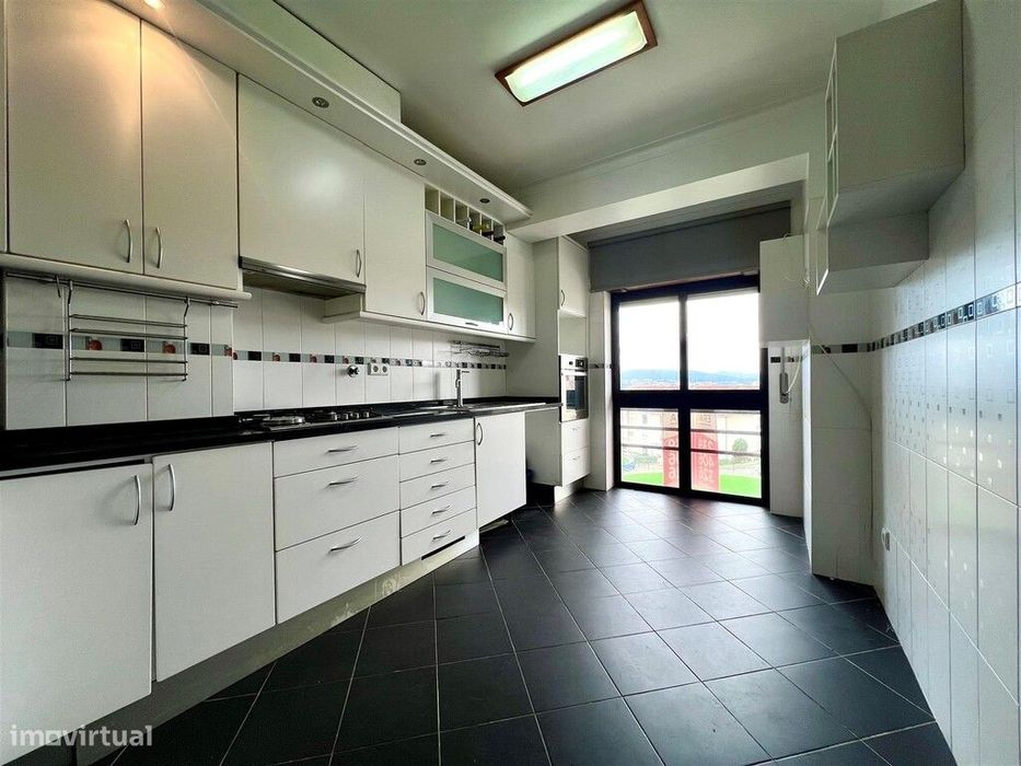 Apartamento T3 com garagem em zona de Santa Clara